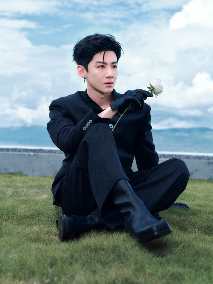 1.王传君是《披哥》重点要捧的对象之一，所以他的镜头自然比别的男艺人要多。2.白
