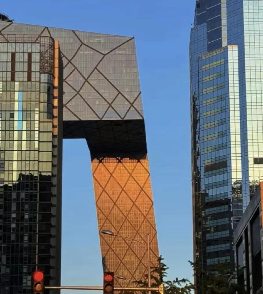 在北京想买一套合意的房子太难了。即便是朝阳区五环边老破小，打底400w。如果