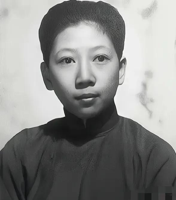 1994年，孔令伟去世，其姐孔令仪为她脱去男装，换上旗袍，画上淡妆，随后低头啜泣