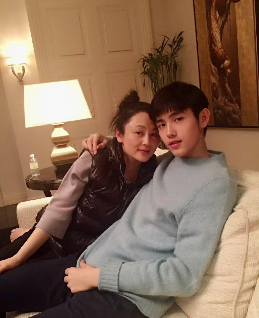 陈飞宇确实长得像爸爸陈凯歌，他是遗传了陈凯歌的五官，但妈妈陈红的基因帮他调整了五