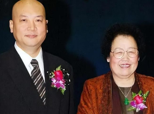 1990年，49岁的陈丽华嫁给了小她11岁的迟重瑞。洞房花烛夜，迟重瑞正要关灯，