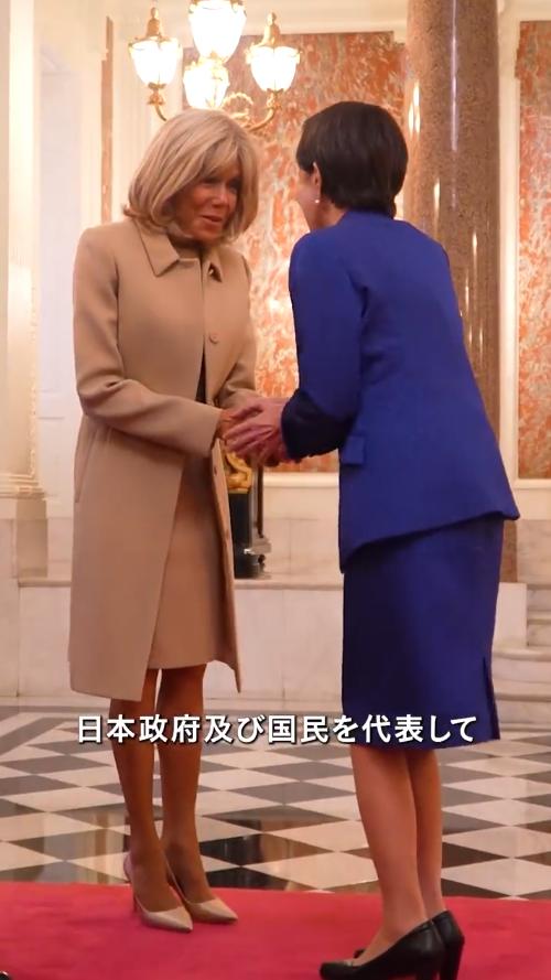 法国夫人穿咖色风衣彰显质感又高级，和高市早苗互动好似姐妹俩，马克龙也在！4月1日