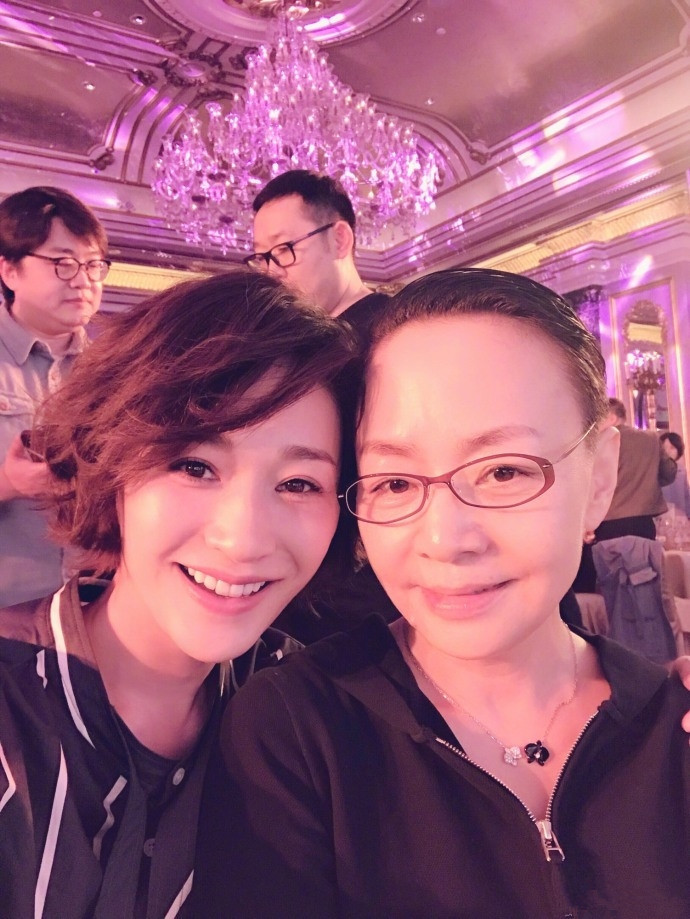 宋丹丹为了看李小冉《乘风2026》初舞台，硬是等到10点多她出场。看完后又是笑