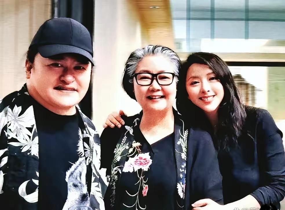 这张三人合照，我认出了戴着帽子、脸庞圆润的刘欢老师，也认出了两鬓染霜、曲眉丰颊的