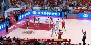71：77落后，距比赛结束仅剩1分14秒，朱俊龙前场发边线球直接发到对方手里，瞬