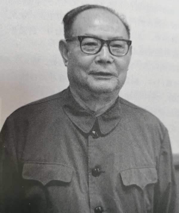 1975年，江渭清复出工作，他之前当过江苏省委书记，关于他的工作分配很难安排，阻