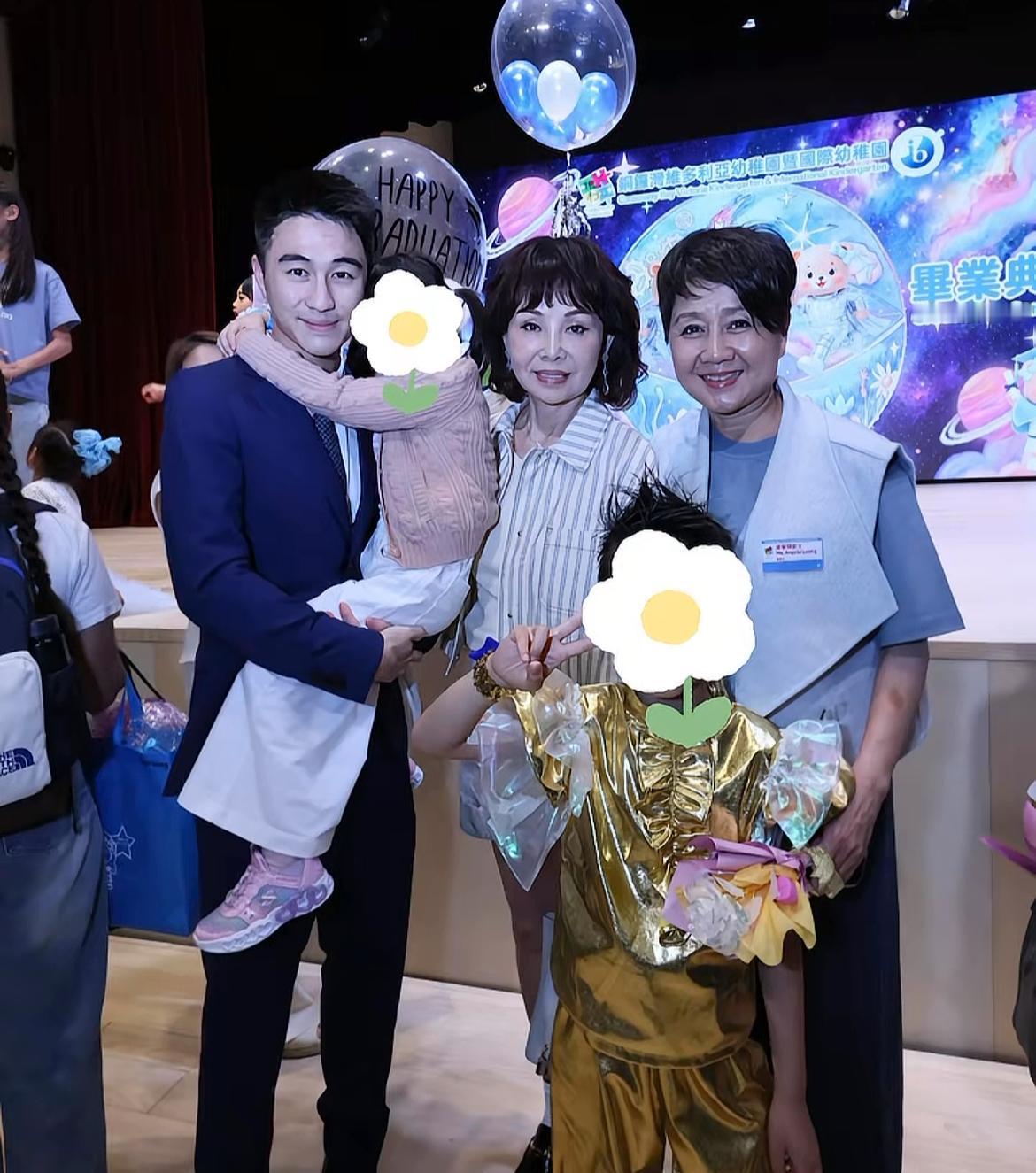 何猷君真的太忙了，婚礼结束后便马不停蹄的参加儿子的幼儿园毕业典礼，现场还有一位知