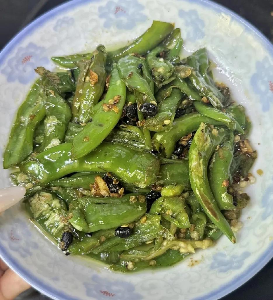 天呐，我一个北海姑娘为什么要找一个吃辣的江西老公。他几乎无辣不欢，没有辣椒他几