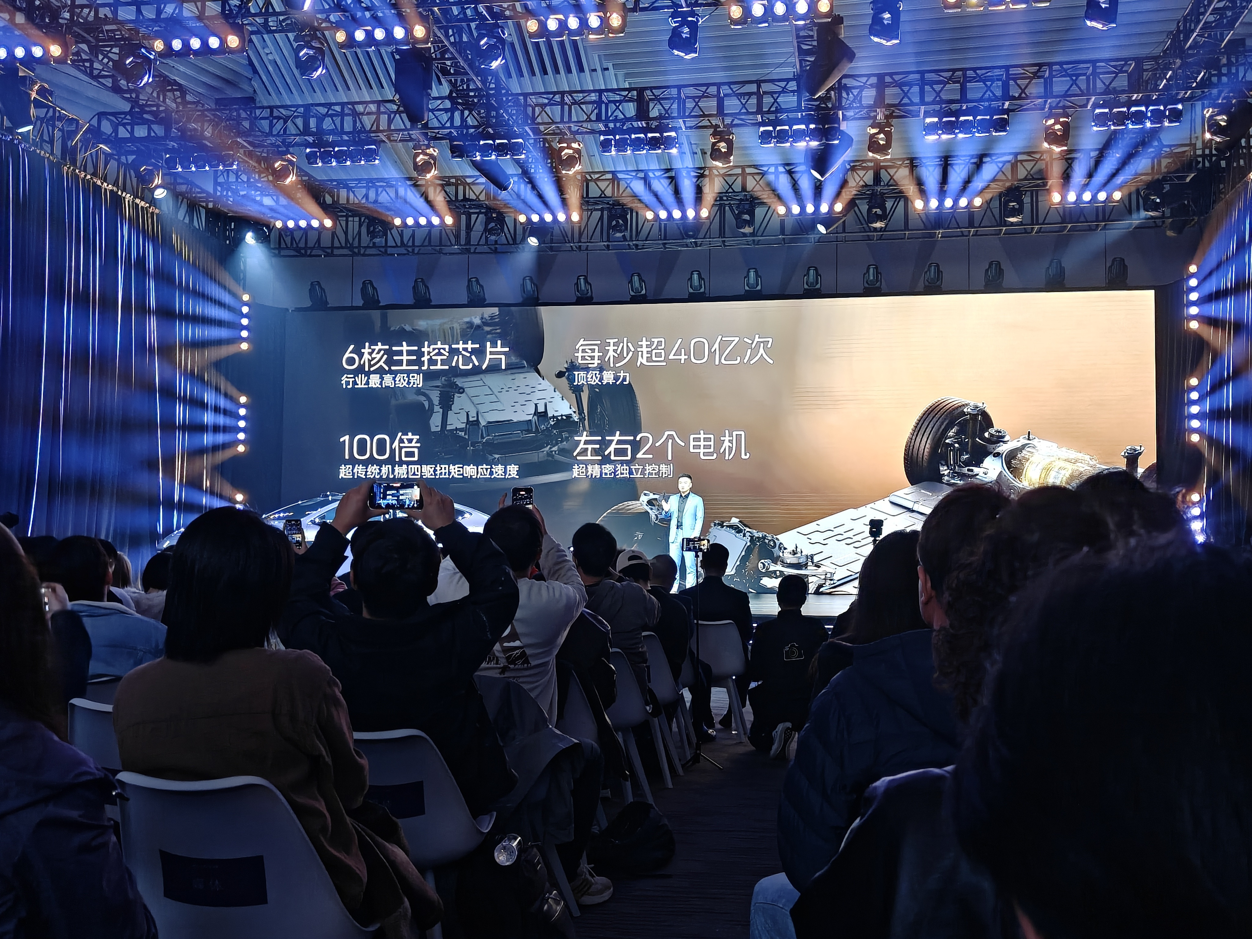 阿维塔这台车的加速真的够暴力，2.71秒就能破百。它用的太行分布式电驱是全系标配