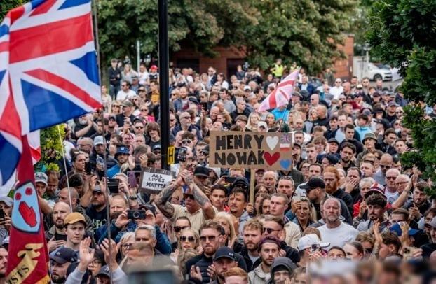 英国开始大游行了，导火索就是那个18岁白人大学生被印度裔锡克族人连续猛扎数刀。更