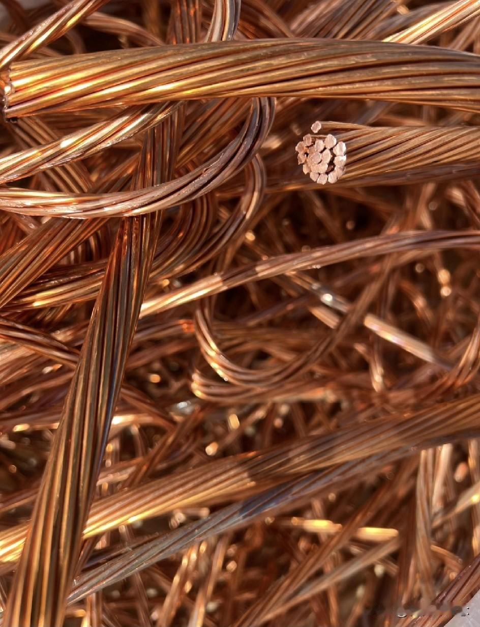 别急着骂，换你当老板，你可能也这么干。铜价逼近十万一吨，铝才两万出头。里外