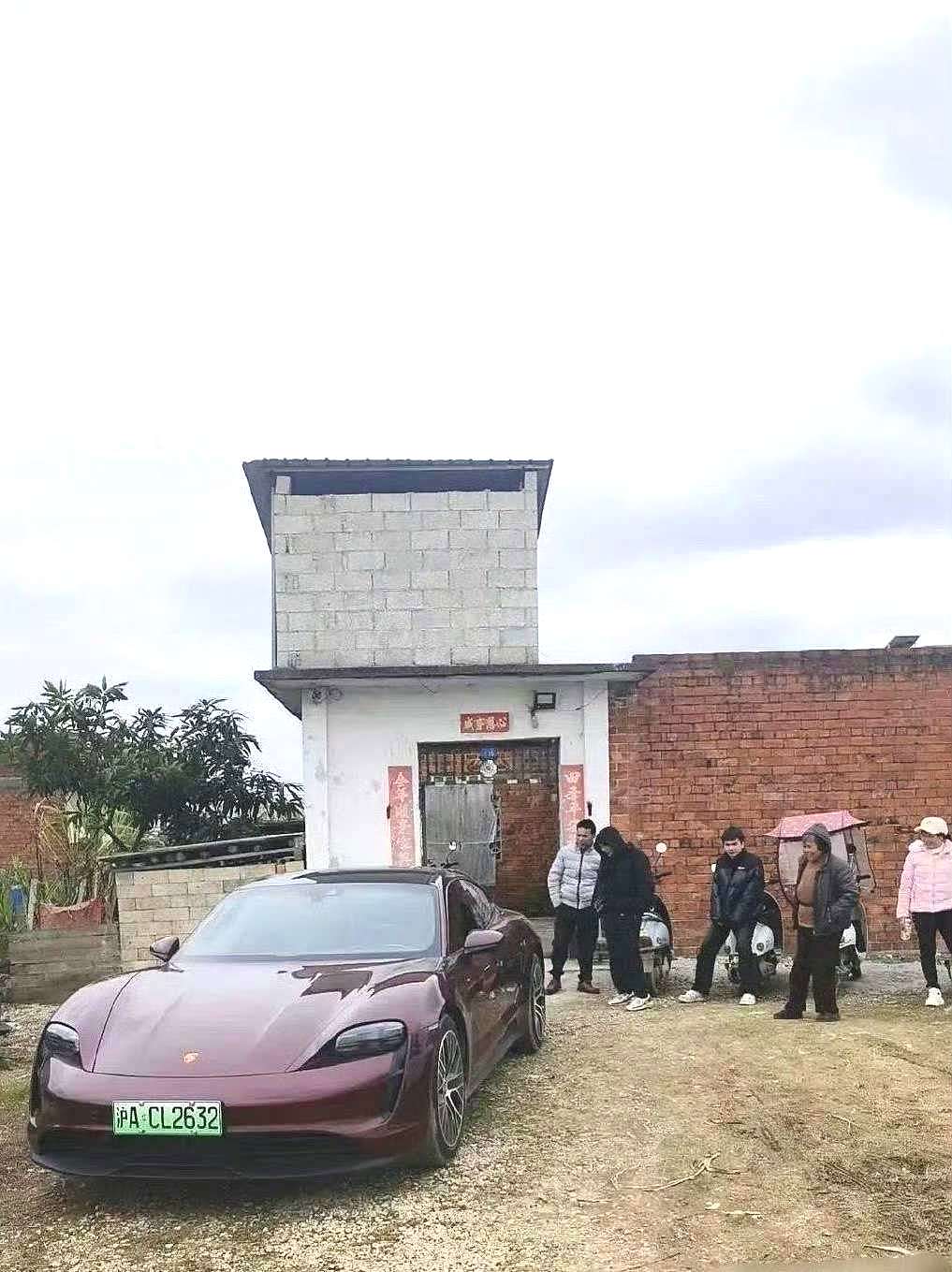 村里最穷的一家人，暴富了，买了个电动豪车，话说买得起保时捷的人干嘛买电动保时捷？