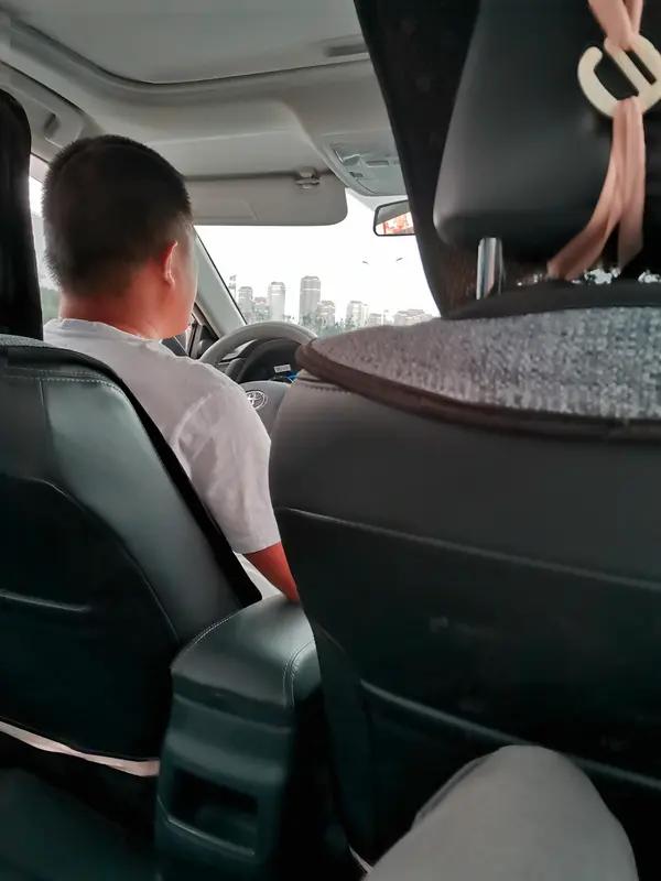顺风车司机开智驾睡觉，这事儿真让人胆战心惊！近日，有网友从杭州搭哈啰顺风车去上海