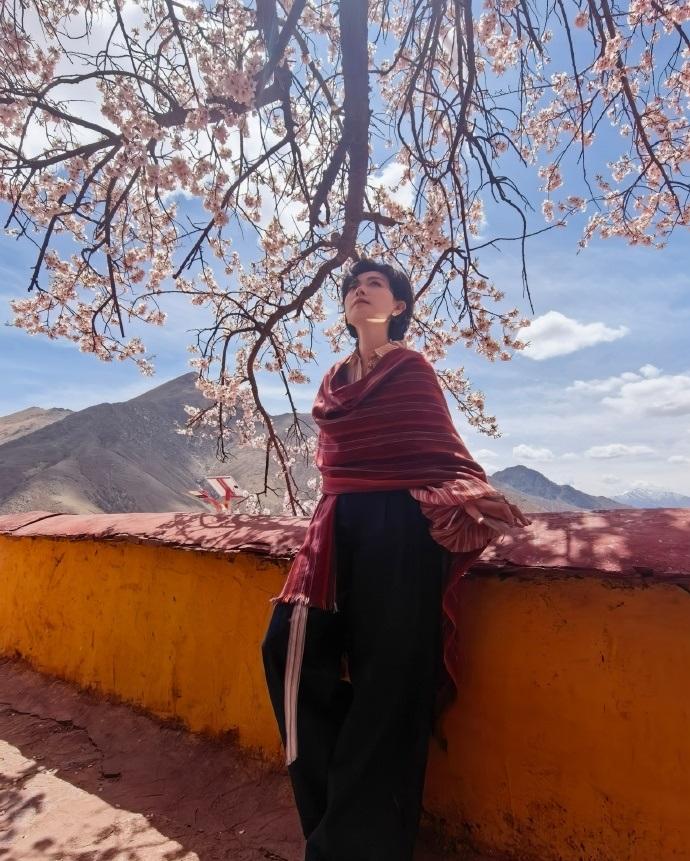 最近万茜在日喀则拍摄了一组很美的大片，她这次搭配的很有特色，看上去美呆了。万