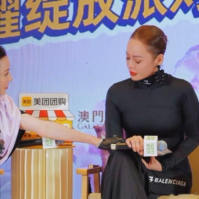 宁静发布会现场3度落泪看到宁静在发布会上3度落泪，我的心也跟着揪起来了。她谈及