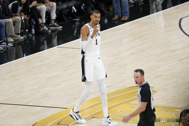 周琦式失误？北京时间6月6日，尼克斯队在NBA总决赛第二回合较量中主场105比1