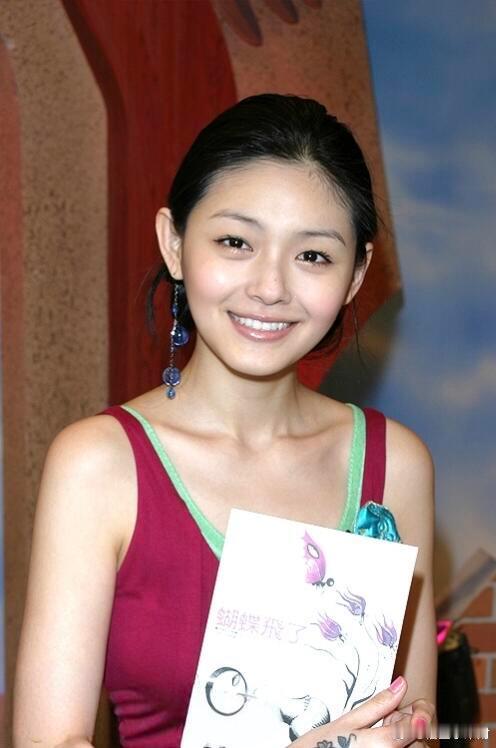 来自大S的治愈诗集：蝴蝶飞了大S2005年的插画诗集，黑紫调的笔触配着她灰暗却