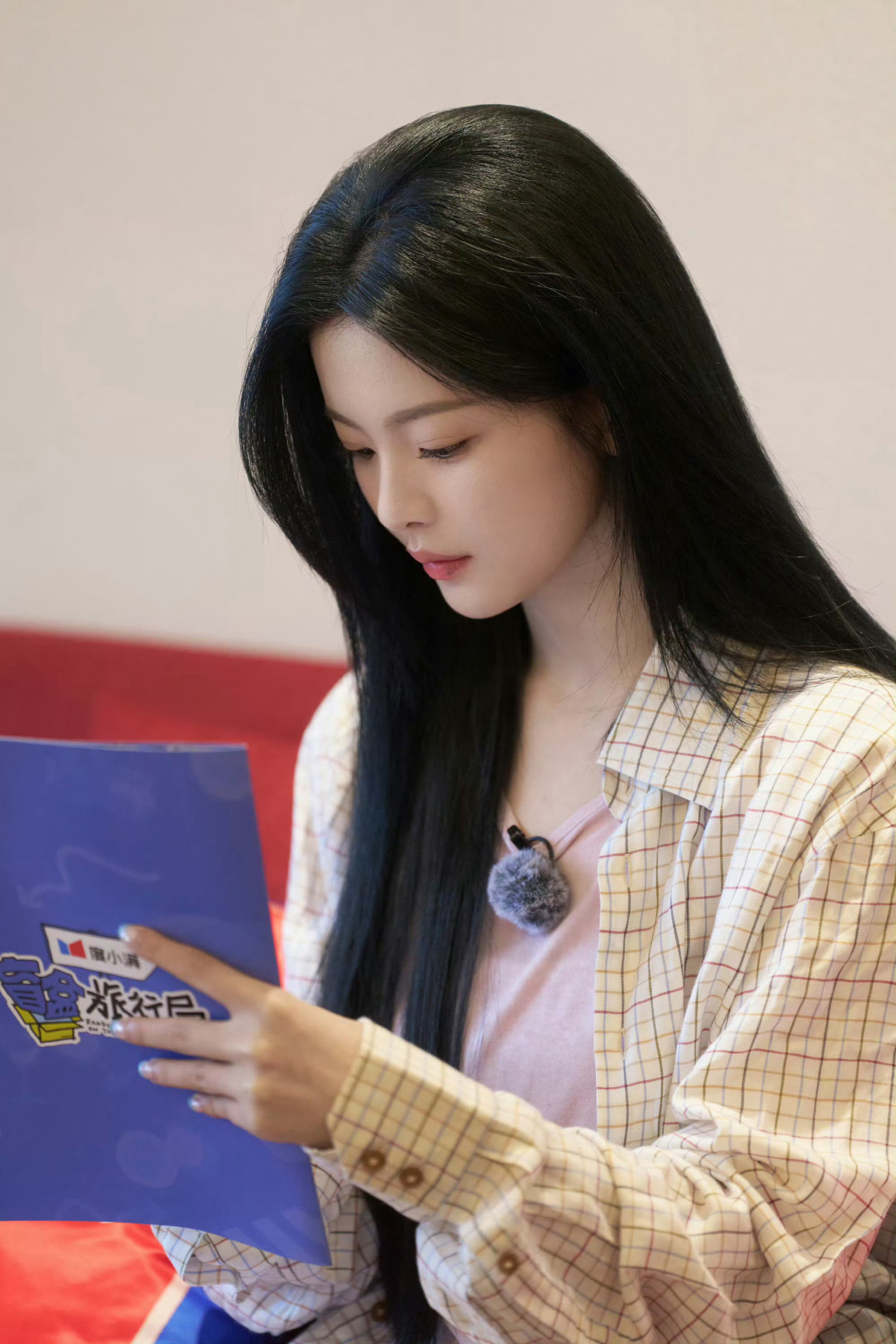 杨超越穿上这些衣服真的很像女大学生啊，还是校花的那种