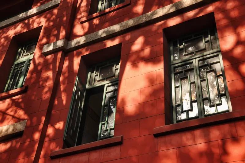 红楼轻慢逍遥游，春色漫漫守金魂。