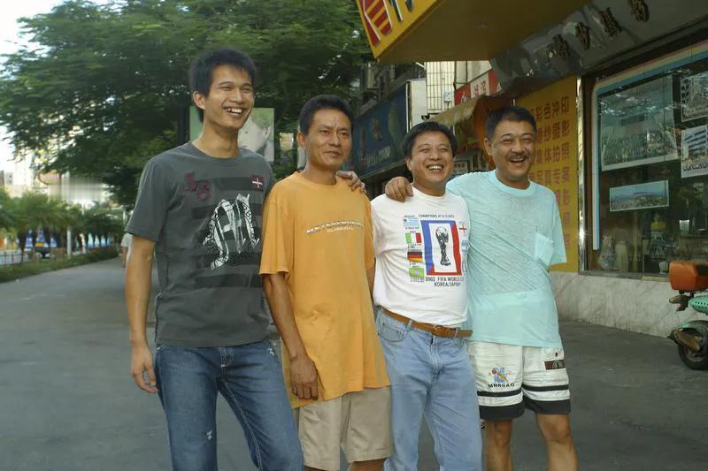 有个笑话是这样的：儿子说：“爸，我想买辆摩托。”爸爸说：“买摩托？你不知道你