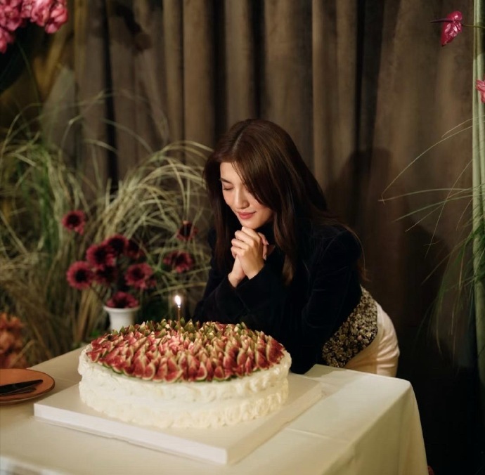 32岁吴千语跟闺蜜庆生，这打扮老贵气了，身材高挑还苗条，长得贼拉漂亮！怪不得能迷