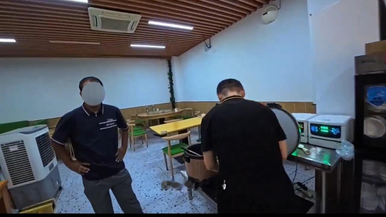 印度人在中国直接拿手去抓餐馆锅里的米饭吃事情发生在9月14日，一家中餐店里，外