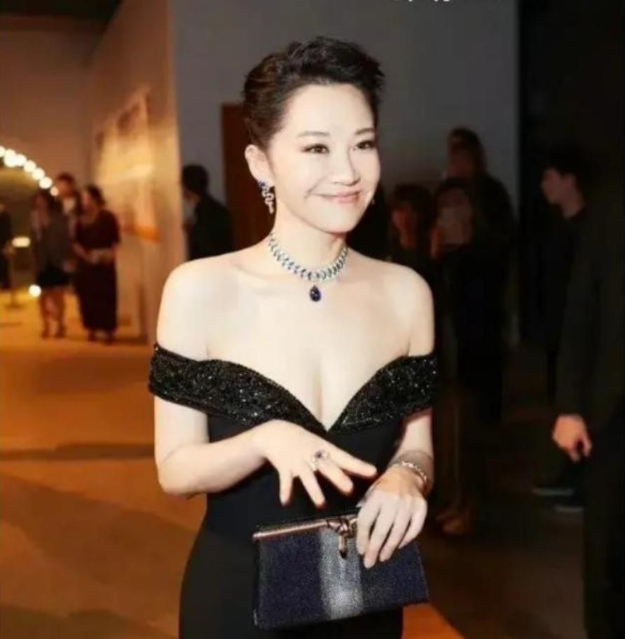 1997年，已有家室的富商刘波追求许晴，豪掷3000万买下北京一座四合院，作为他