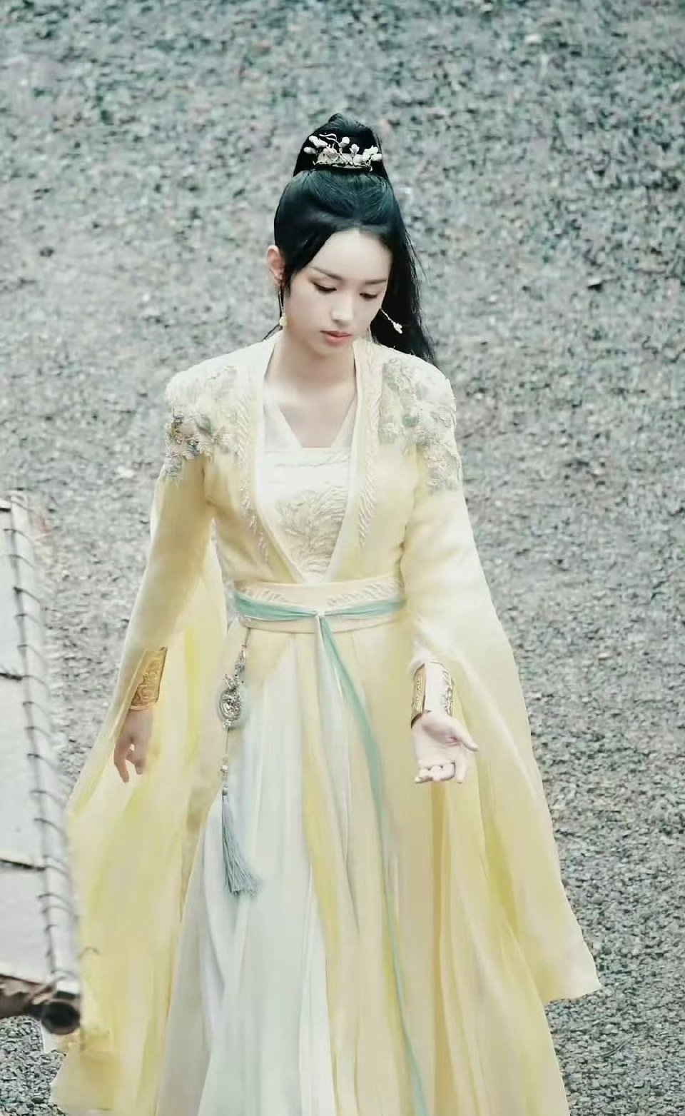 周也田曦薇同款古装对比，化妆师为啥不给周也涂口红？