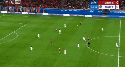 网上都在调侃韩鹏飞丧失奶奶级进球机会（看图），但抛开此球，我觉得去年被蓉迷喷了一