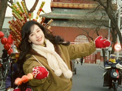 陈都灵拍摄了一组很美的大片她这回走复古时尚风路线，看起来特别的清纯陈都灵里面