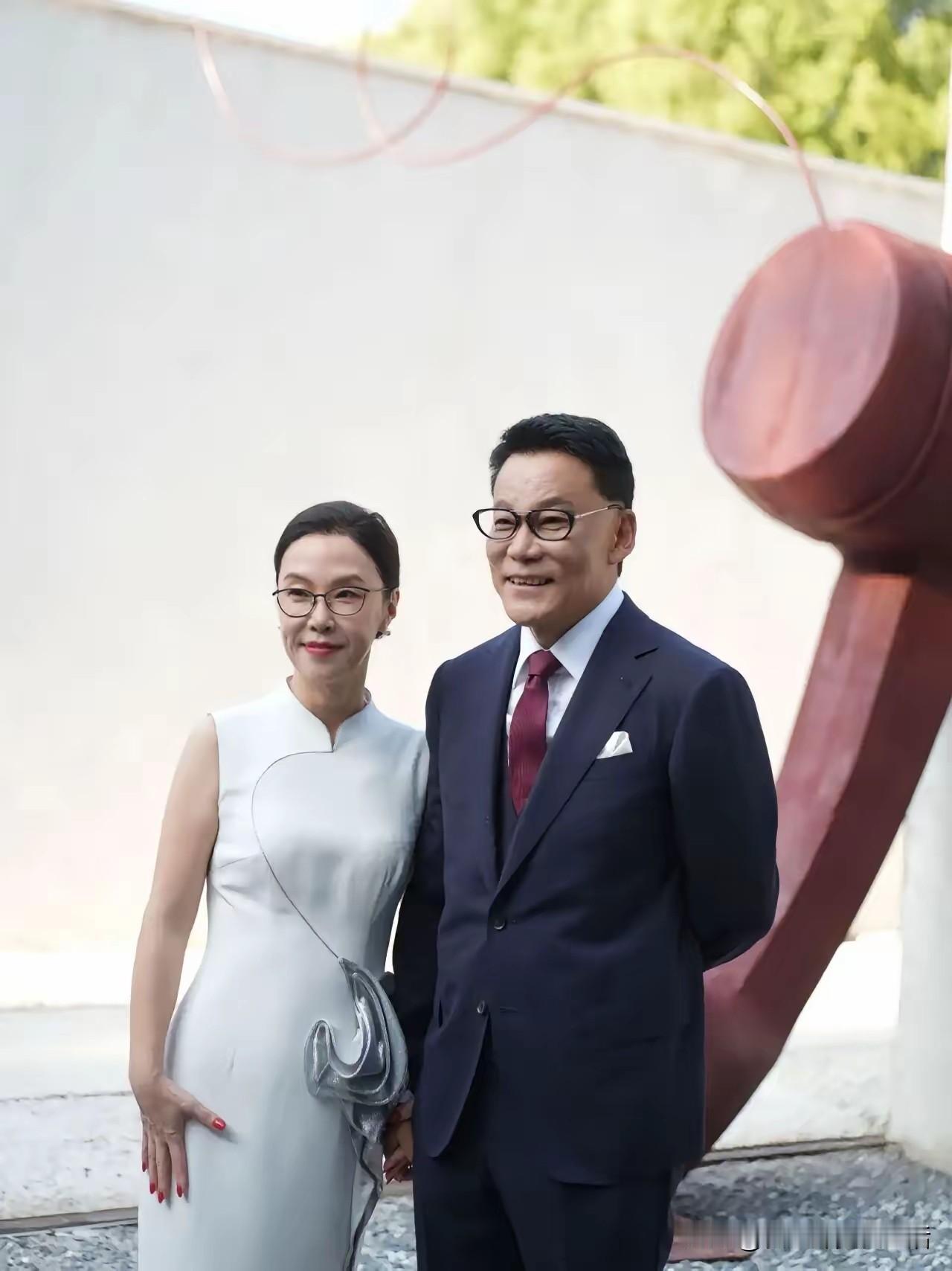 真的感觉这对情侣现在说的太多了。有一点过分炫耀的感觉。李国庆和妻子张丹红，正