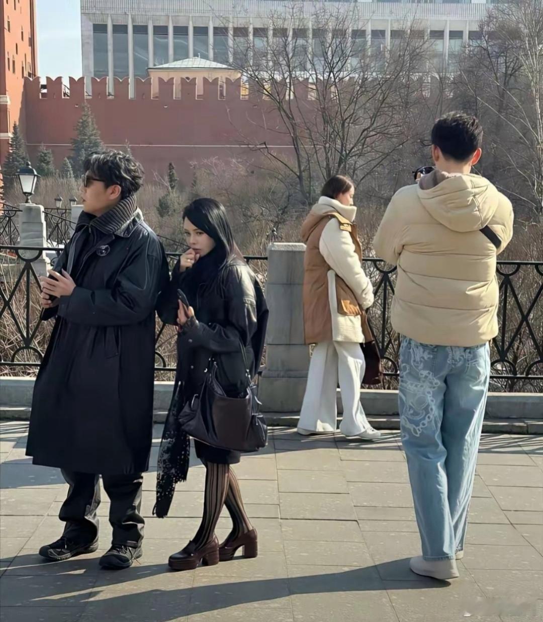 偶遇伊能静和秦昊，两个人看的个子都不高。