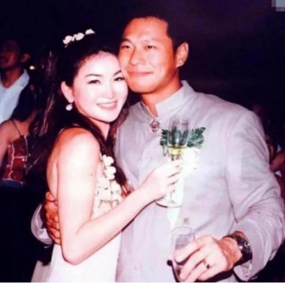 2006年，温碧霞因为查出来不能生孩子，哭着跟丈夫何祖光提离婚。谁能想到，何祖光