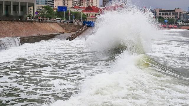 台风“巴威”遇上大潮，青岛前海一线昨夜经历严重海水倒灌受台风“巴威”外围环流