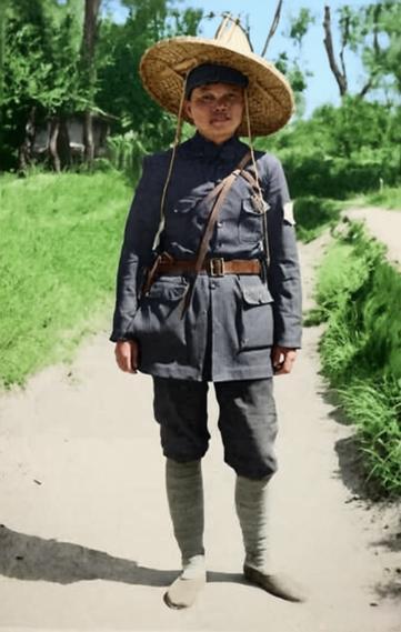 这张照片是**康克清同志，她是朱德总司令的夫人，同时也是一位久经考验的无产阶级革