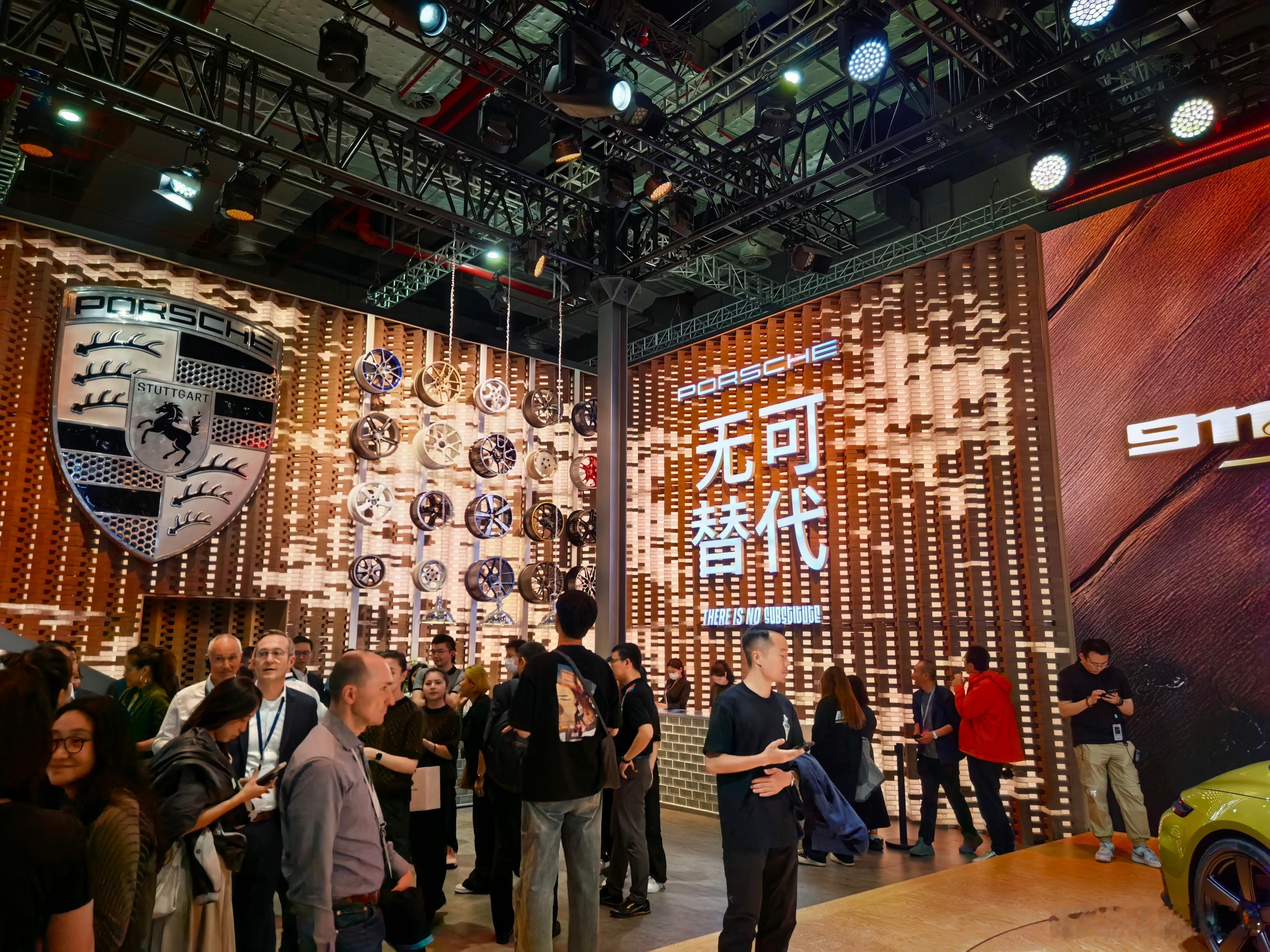 今年车展保时捷展台我愿称之为最佳感觉像是在逛商店一样精致有调性​​​