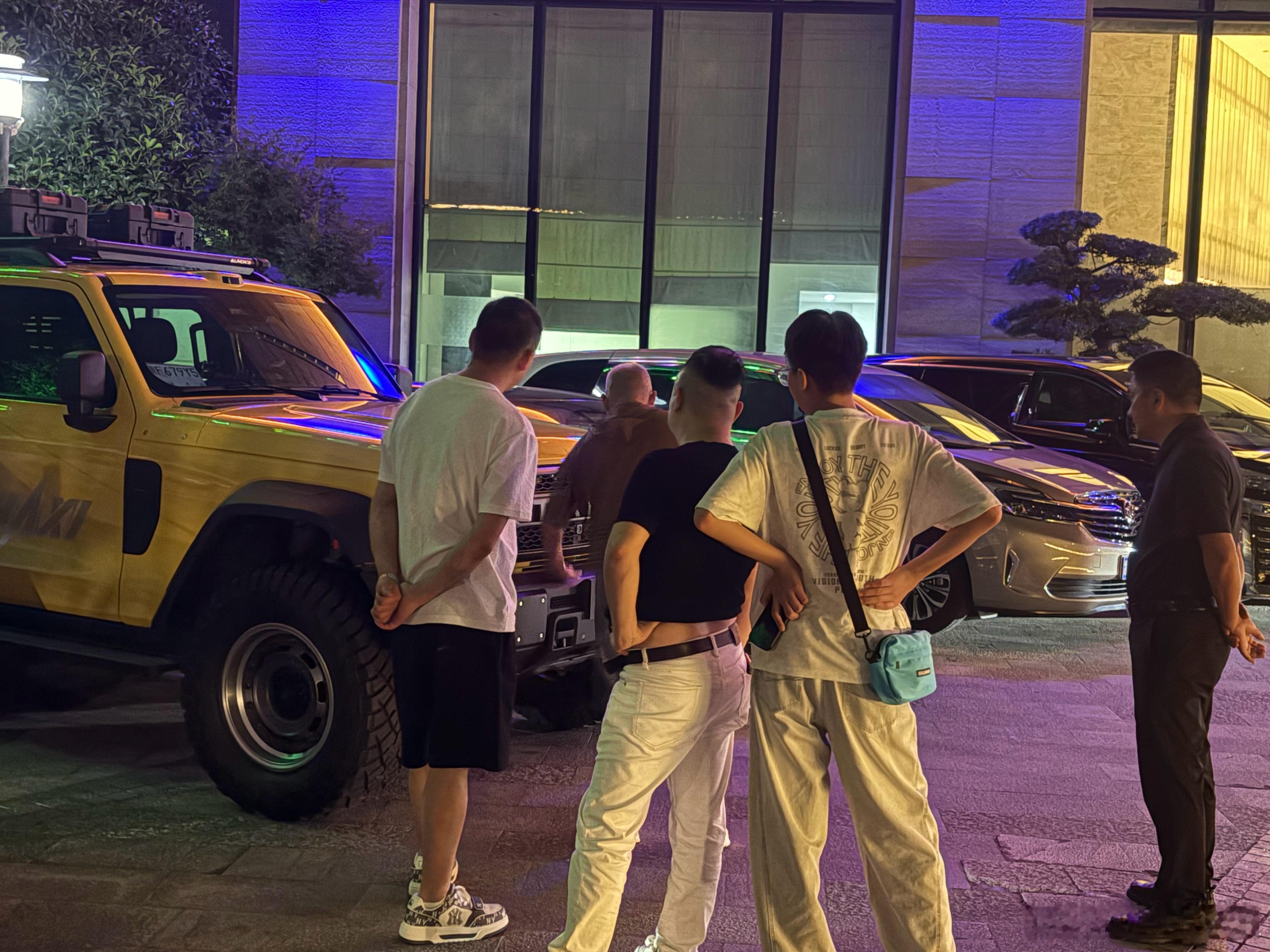 昨晚出来溜达，回来的时候发现酒店门口停了一台全新坦克300。然后就有了这一幕。一