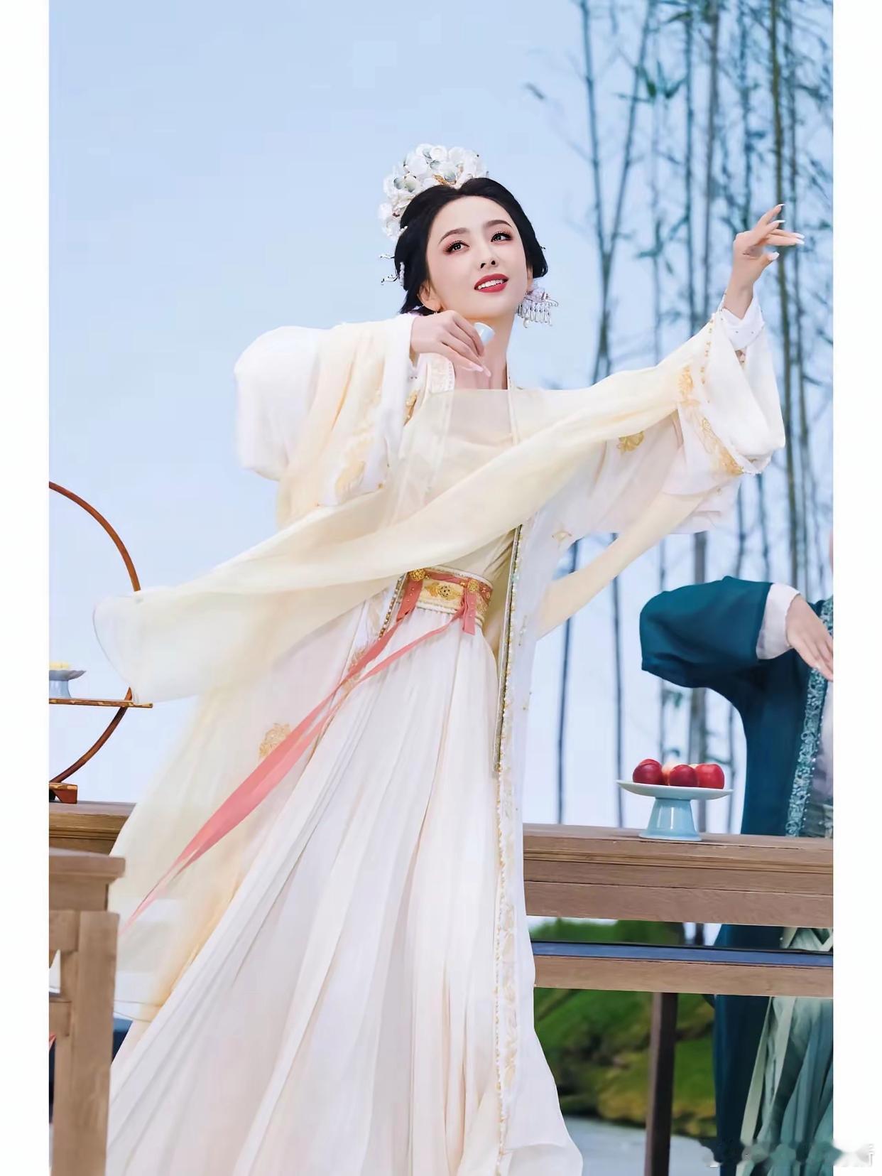 佟丽娅：生于1983年，42岁，2024年河南卫视扮演嫦娥迪丽热巴：生于1992