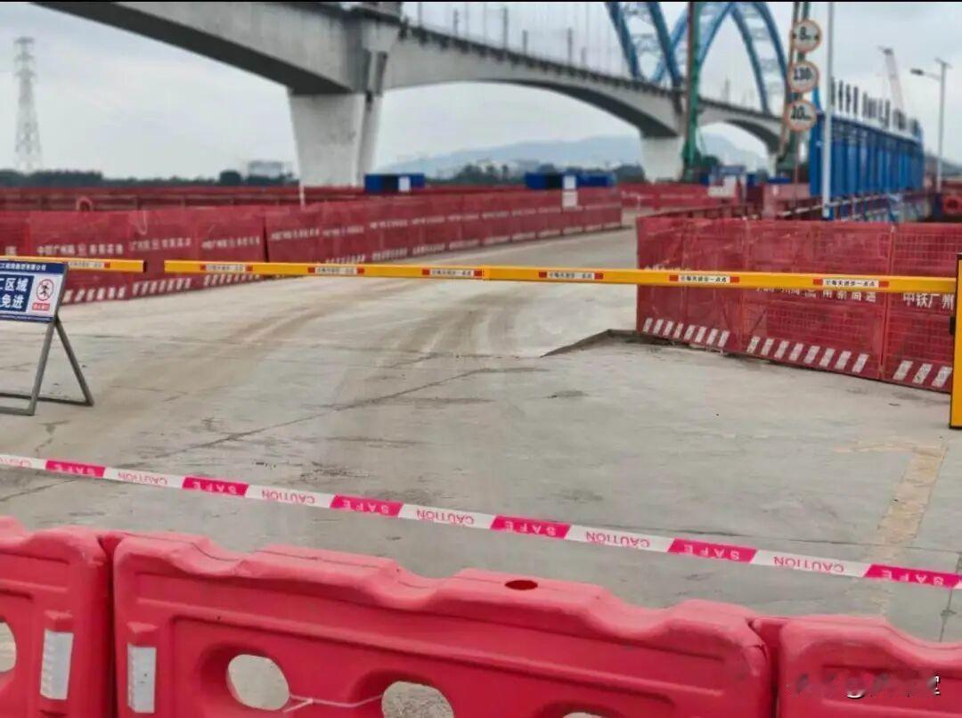 广州一家五口驾车误入施工通道，全部坠江遇难。12月13日13时许，鹤山古劳丽水南