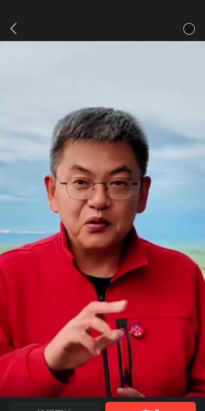 近日国内著名篮球评论员苏群在直播间与球迷互动时，被问道除宫指导外，还有谁有能力和