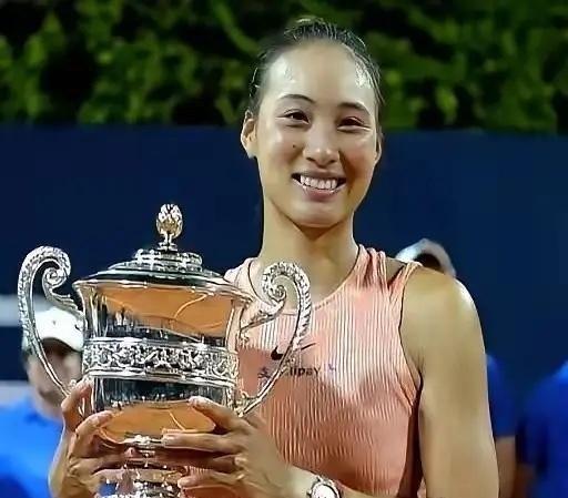 赚千万美金代言，郑钦文早把资本看透了。这姑娘身价一出来，网上就炸了锅。我欣赏的倒