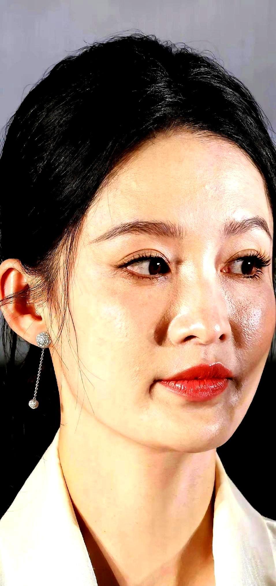 把55岁宣萱和35岁李沁的脸放一起，我才发现一个残酷的真相。宣萱那张脸，不