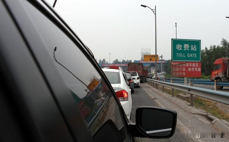 不少燃油车车主感到疑惑，为何电车无需缴纳养路费。实际上，自2009年起，养路费便