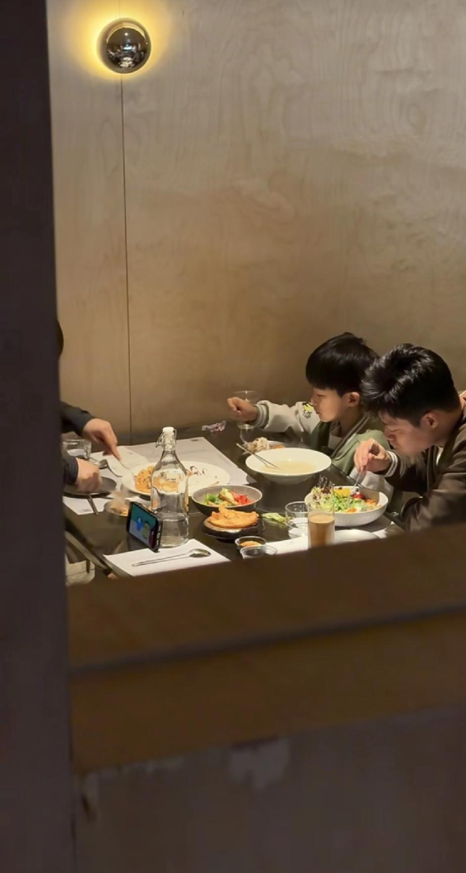 苏炳添竟然只吃蔬菜沙拉，退役了仍然保持白人的吃饭习惯!3月7日，苏炳添带着老