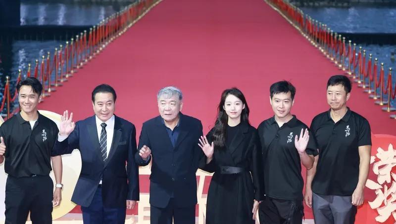 郑晓龙选角，第一铁律：禁止模仿87版。他在干一件颠覆认知的事：把曹雪芹笔下的人