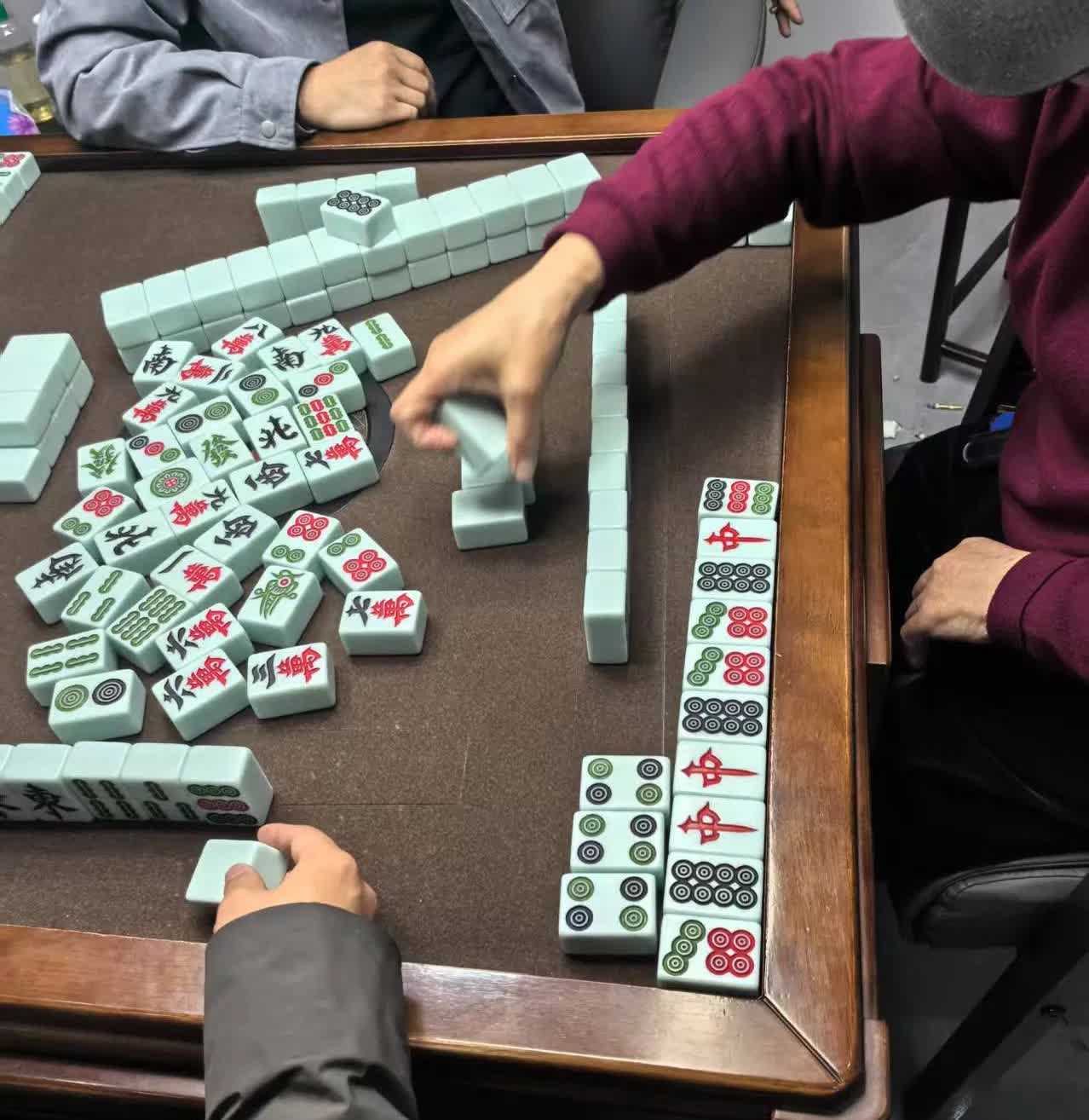 打牌也有意外的惊喜[大笑]昨天跟几个朋友约着两点半打麻将，在汉口三眼桥。