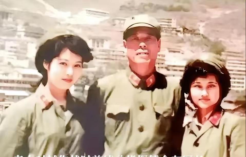 老山战役时，有张著名的傅全有将军与两名漂亮女兵的合影。左边的刘亚玲，19岁的卫生