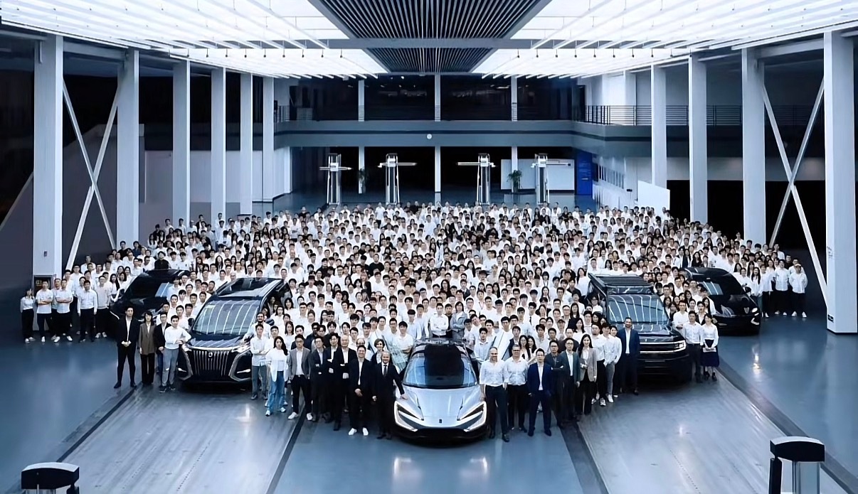 这张好像是比亚迪自己拍的照片吧？压迫感很强，甚至印象中觉得有点不太像是迪子以往的