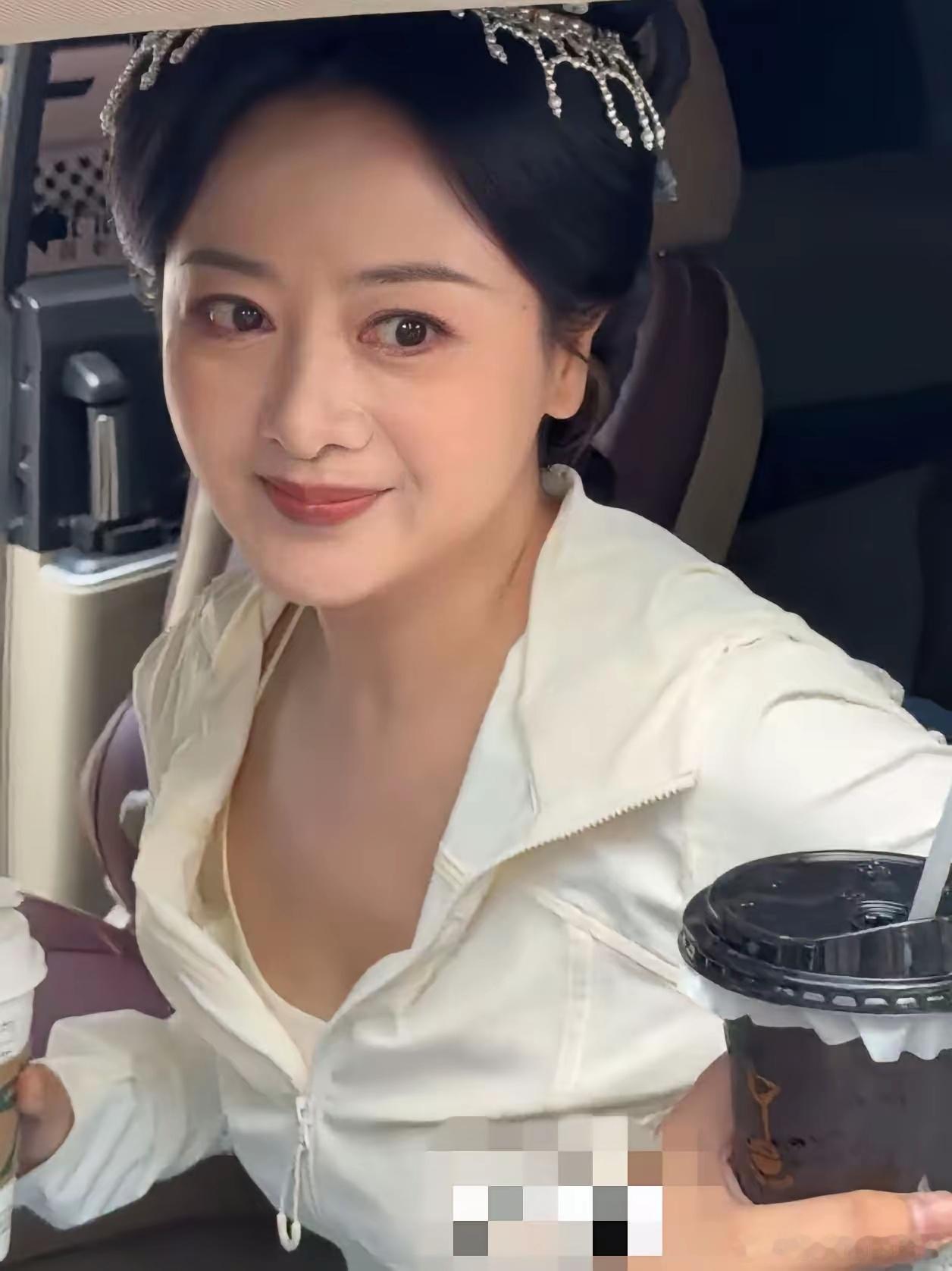 大家有没有发现一个很有意思的事，虽然小李琳已经退圈很久了，她自己也已经45岁了，