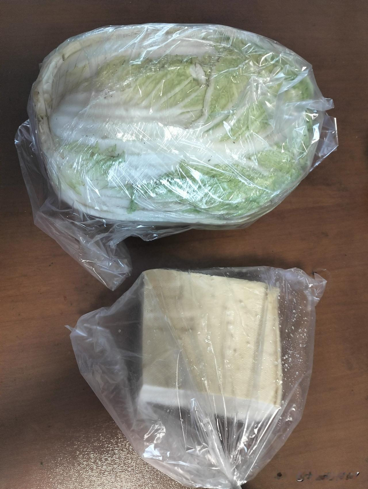 百菜不如白菜，今天晚上继续白菜炖豆腐。白菜，通而不泻，凉而不寒；豆腐，补而